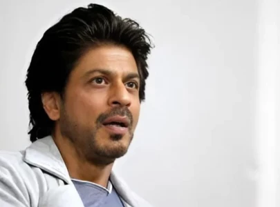 shah rukh khan comforts tearful fan with hug after refusing selfie shah rukh khan comforts tearful fan with hug after refusing selfie