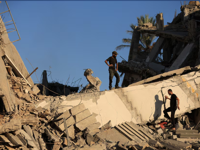 Palestinians inspect the site of a collapsed residential building hit in an overnight Israeli airstrike, in Gaza City, September 9, 2025. Photo: Reuters