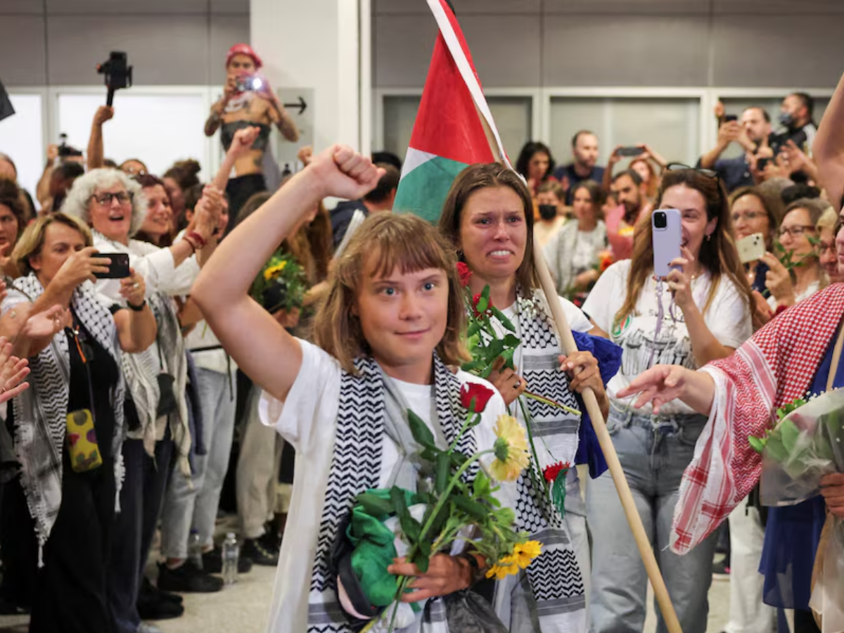 Greta Thunberg is greeted by supporters upon her arrival at the Athens Eleftherios Venizelos International Airport, in Athens, Greece, October 6 Photo: Reuters