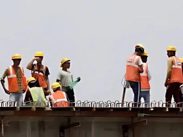 workers drink water as they take a break at a construction site on a hot summer day in new delhi india may 20 2024 photo reuters workers drink water as they take a break at a construction site on a hot summer day in new delhi india may 20 2024 photo reuters