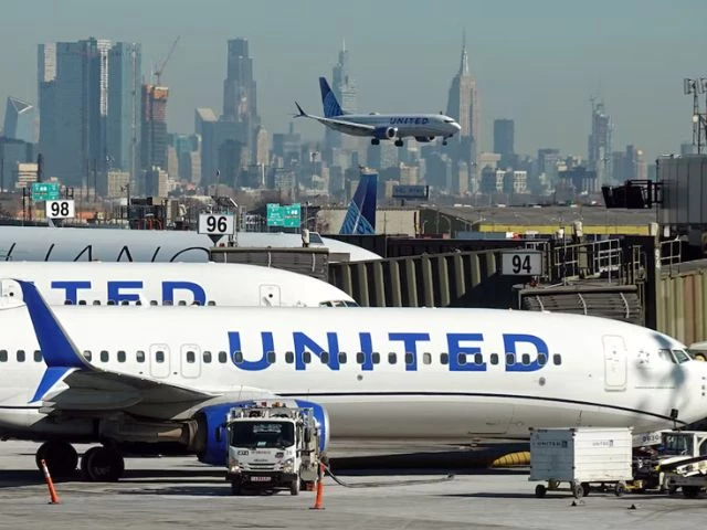 united airlines planes land and prepare to take off at newark liberty international airport in newark new jersey u s january 27 2025 photo reuters united airlines planes land and prepare to take off at newark liberty international airport in newark new jersey u s january 27 2025 photo reuters