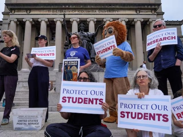 Members of the Columbia faculty and staff protest against the university’s policies at the Columbia University campus in New York City, U.S., June 6, 2025. REUTERS/Ryan Murphy/File Photo
