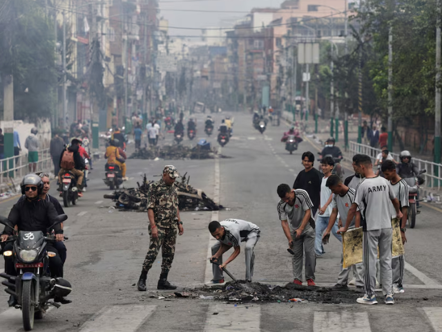 Nepali army soldiers clear debris from a road near the Singha Durbar office complex that houses the Prime Minister's office and other ministries, following protests against Monday's killing of 19 people after anti-corruption protests triggered by a social media ban which was later lifted, in Kathmandu, Nepal, September 10, 2025. Photo: Reuters