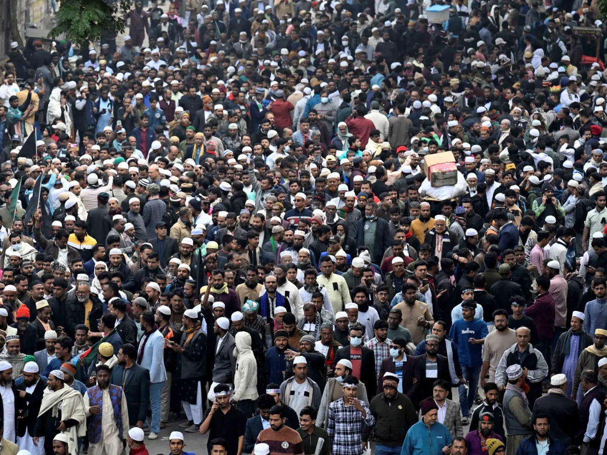 People gather to attend the funeral prayers for Bangladesh’s former Prime Minister Khaleda Zia in Dhaka, Bangladesh, December 31 Photo: Reuters