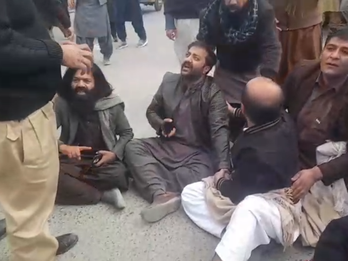 Police crackdown on government employees protesting in Quetta PHOTO: EXPRESS