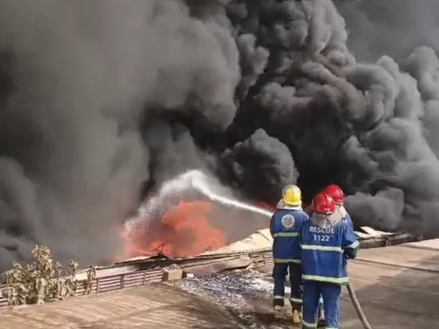 Fire breaks out at chemical warehouse in Karachi’s SITE Area