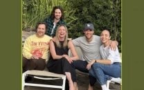 revenge cast reunites as emily vancamp josh bowman and co stars share mini get together