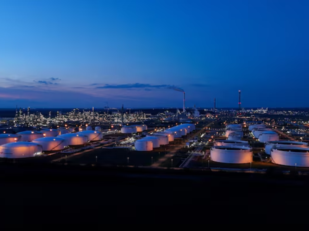 Oil Jumps 4% on Mideast Supply Fears