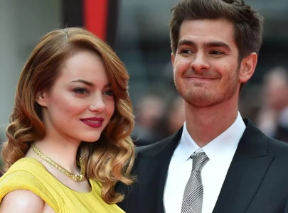 andrew garfield backs emma stone for live action spider gwen role