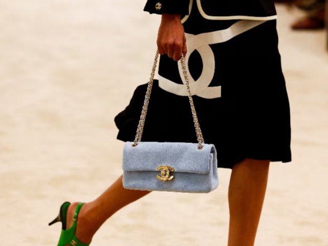 Photo: A model presents a creation by designer Matthieu Blazy as part of his Chanel 2026-2027 Cruise collection/Reuters