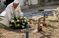 the pope lay a wreath of flowers on the unmarked graves of shipwreck victims at a cemetery on lampedusa island photo afp