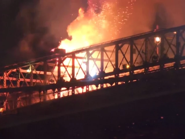 a fire breaks out on the brooklyn bridge in new york during the city s fireworks celebration on saturday july 4 photo screengrab a fire breaks out on the brooklyn bridge in new york during the city s fireworks celebration on saturday july 4 photo screengrab