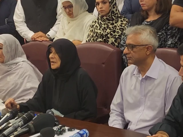 pakistan tehreek e insaf founder s sister dr uzma khan and his personal physician dr faisal sultan addressing a press conference at khyber pakhtunkhwa house screengrab pakistan tehreek e insaf founder s sister dr uzma khan and his personal physician dr faisal sultan addressing a press conference at khyber pakhtunkhwa house screengrab