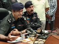 west dig irfan baloch and ssp west tariq elahi mastoi speak to the media about the surjani town killings in karachi screengrab