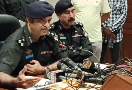 west dig irfan baloch and ssp west tariq elahi mastoi speak to the media about the surjani town killings in karachi screengrab west dig irfan baloch and ssp west tariq elahi mastoi speak to the media about the surjani town killings in karachi screengrab