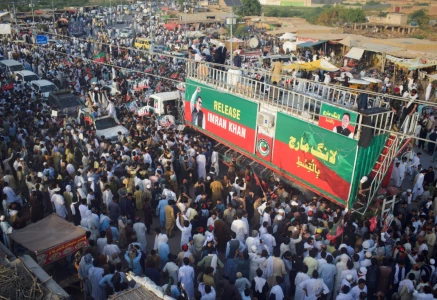 afridi led pti convoy heads towards kohat after overnight stay in karak