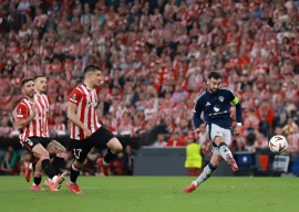 fernandes scores twice as manu beat athletic club 3 0 in europa league semi final first leg