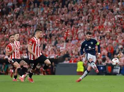 fernandes scores twice as manu beat athletic club 3 0 in europa league semi final first leg