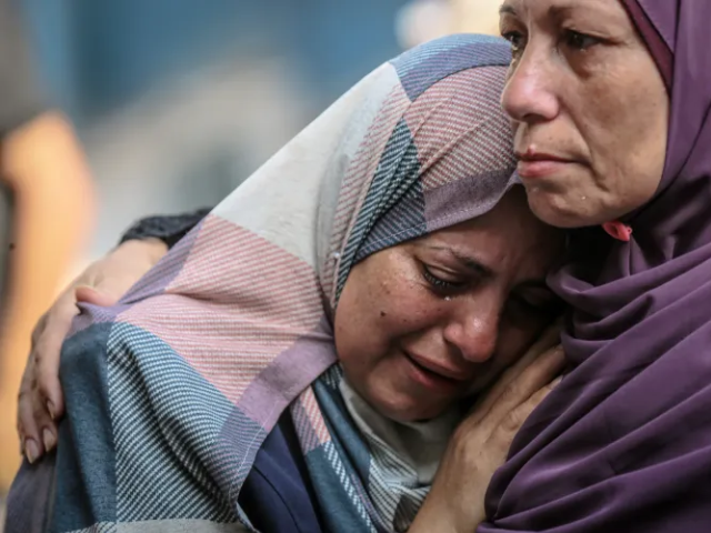 A woman cries as the bodies of slain Palestinians are brought to al-Shifa Hospital on August 15, 2025. Photo: Anadolu