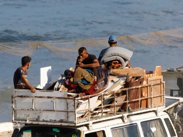 displaced palestinians fleeing northern gaza due to an israeli military operation move southward after israeli forces ordered residents of gaza city to evacuate to the south in the central gaza strip october 1 2025 photo reuters