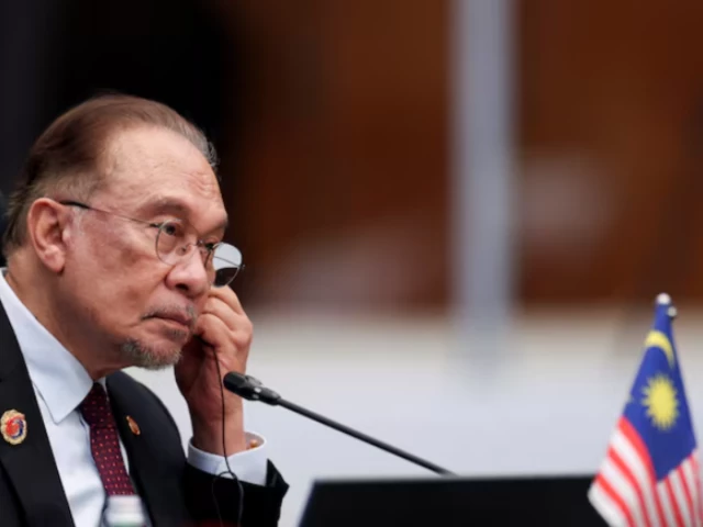 Malaysia PM informs parliament of plot to destabilise government