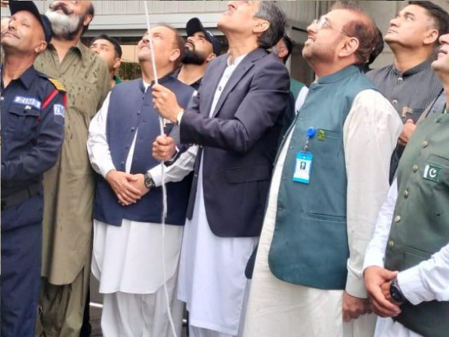 Independence Day flag-hoisting ceremony held at Sui Northern Gas head office in Lahore on 14 August 2025. Photo: Express