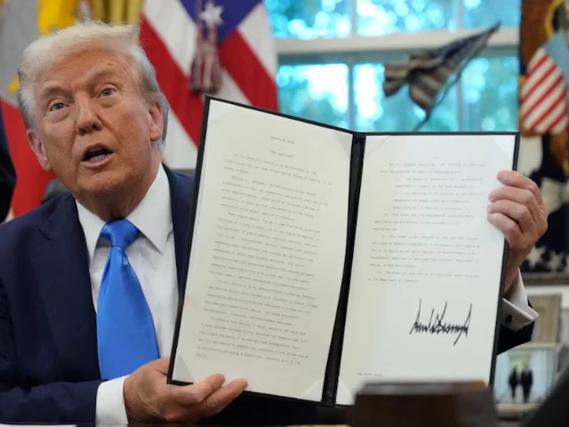 u s president donald trump displays a signed executive order on gold card visa in the oval office at the white house in washington d c u s september 19 2025 photo reuters u s president donald trump displays a signed executive order on gold card visa in the oval office at the white house in washington d c u s september 19 2025 photo reuters
