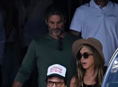 jennifer aniston fuels romance rumors with jim curtis jennifer aniston fuels romance rumors with jim curtis