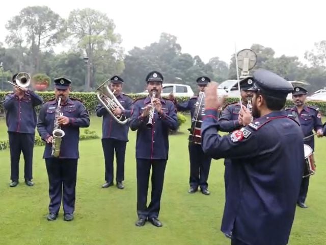 Large crowd joins DG WCLA Maliha Rasheed at Delhi Gate for flag hoisting and patriotic songs on 14 August 2025. Photo: Express