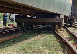 lahore karachi train derails at kotri station lahore karachi train derails at kotri station