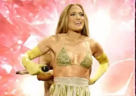 jennifer lopez continues performance after onstage wardrobe issue jennifer lopez continues performance after onstage wardrobe issue