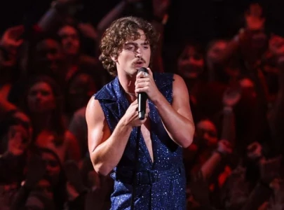 queen s brian may joins benson boone for bohemian rhapsody and beautiful things performance