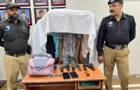 karachi police arrested a three member gang involved in robbing female students of jinnah medical and dental college and recovered the stolen items along with weapons photo express karachi police arrested a three member gang involved in robbing female students of jinnah medical and dental college and recovered the stolen items along with weapons photo express