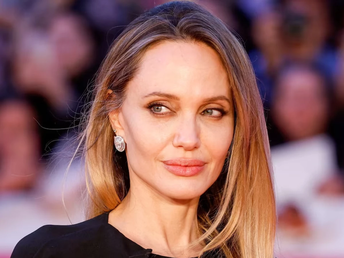 photo angelina jolie poses for pictures on red carpet for the premiere of couture reuters