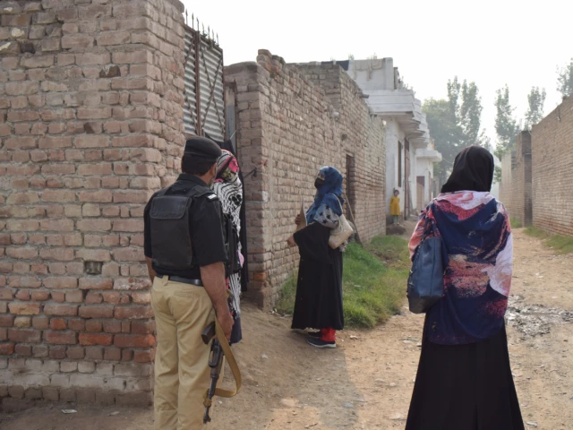 Two cops on polio duty martyred in Noshki