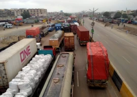mob torches seven dumper trucks in karachi after two killed in road crash