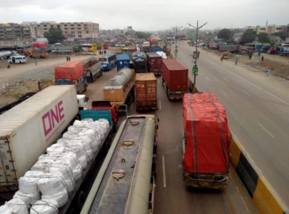mob torches seven dumper trucks in karachi after two killed in road crash
