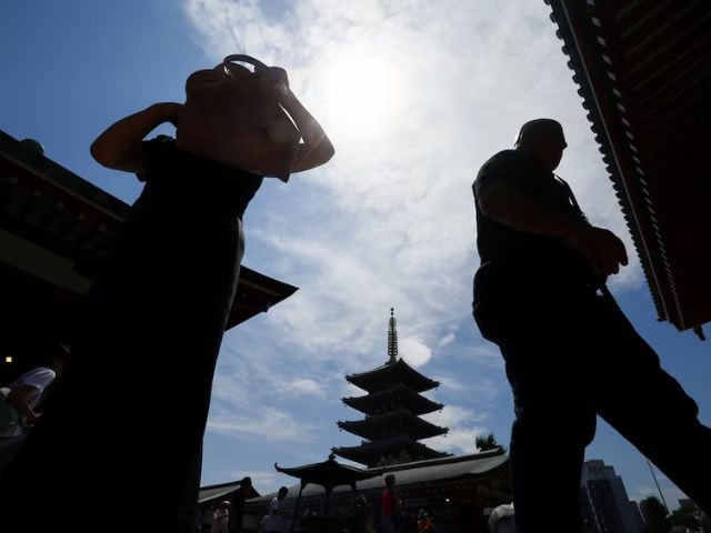 Visitors exposed to the sun walk at the Sensoji temple, a popular sightseeing spot, as the Japanese government issued a heatstroke alert in Tokyo and other prefectures due to a heatwave, in Tokyo, Japan August 5, 2025. Photo: Reuters