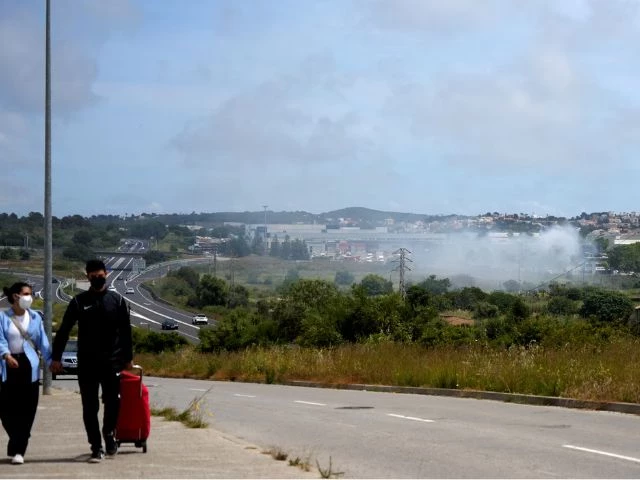 a couple wearing face masks walks near of a fire at a swimming pool cleaning products company which caused a toxic cloud of chlorine in vilanova i la geltru south west of barcelona spain may 10 2025 photo reuters a couple wearing face masks walks near of a fire at a swimming pool cleaning products company which caused a toxic cloud of chlorine in vilanova i la geltru south west of barcelona spain may 10 2025 photo reuters