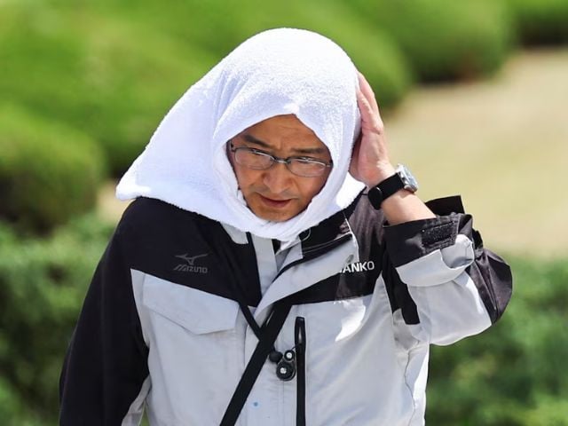 A person covers himself with a towel to cope with the heatwave, in Hiroshima, Japan, August 5, 2025.Photo: Reuters