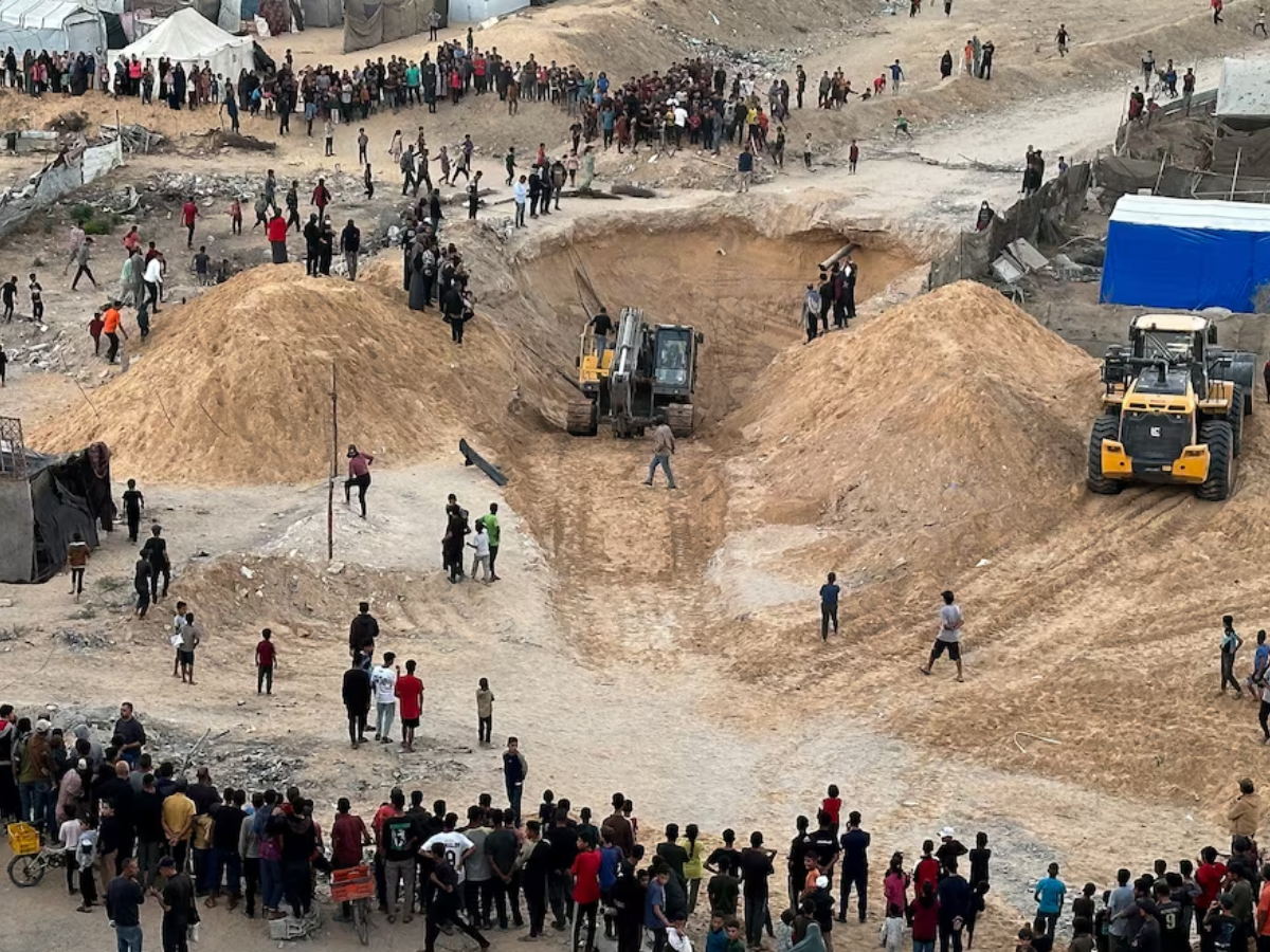 People gather during the search for the bodies of deceased hostages, kidnapped by Hamas during the October 7, 2023, attack on Israel, amid a ceasefire between Israel and Hamas, in Khan Younis, southern Gaza Strip, October 28, 2025 Photo: Reuters