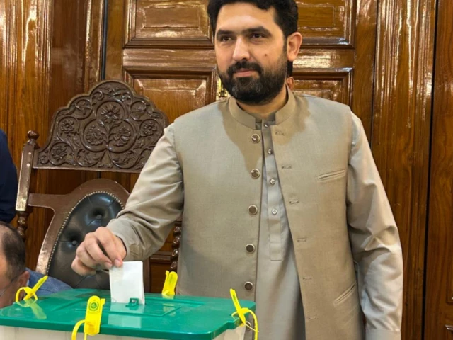 Sohail Afridi casts vote in Senate by-election for Shibli Faraz’s vacated seat