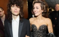 miley cyrus allegedly sparks engagement rumours after wearing diamond ring at avatar fire and ash premiere