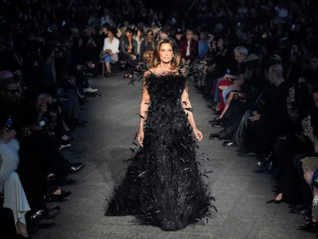 Photo: Cindy Crawford presents a creation from the Gucci Cruise 2027 collection/Reuters