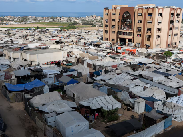 Displaced Palestinians shelter in a tent camp in Mawasi area, designated by Israel as a humanitarian zone, where aid agencies say basic services are inadequate for the large number of people living there, in Khan Younis in the southern Gaza Strip September 10, 2025. Photo: Reuters