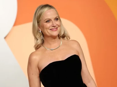 amy poehler recalls getting into a fight on a plane after swearing in front of co star s baby