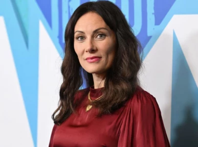 laura benanti jokes about not being recognized by theater teens on flight laura benanti jokes about not being recognized by theater teens on flight