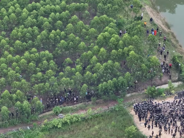a drone view shows thai soldiers and riot police officers confronting cambodian people in a disputed village along the thailand cambodia border in sa kaeo province thailand september 17 photo reuters a drone view shows thai soldiers and riot police officers confronting cambodian people in a disputed village along the thailand cambodia border in sa kaeo province thailand september 17 photo reuters
