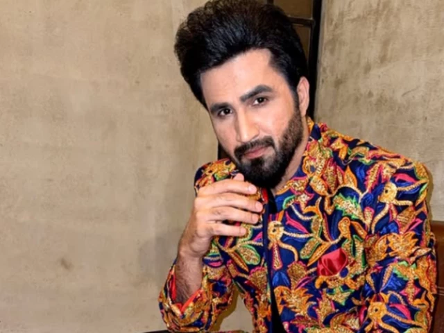 Singer Falak Shabir appeals to CM Maryam for law against short dresses in public places