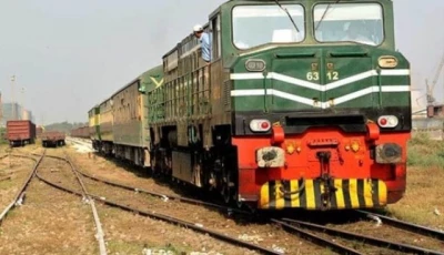 mianwali express narrowly avoids major accident